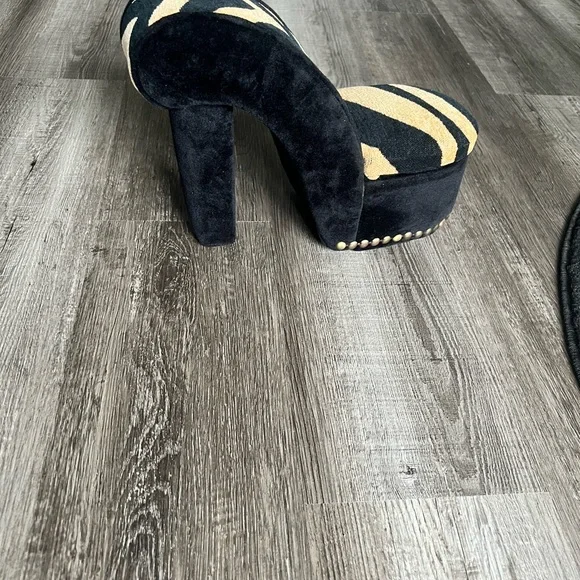 DECOR - Picture 3 of 6